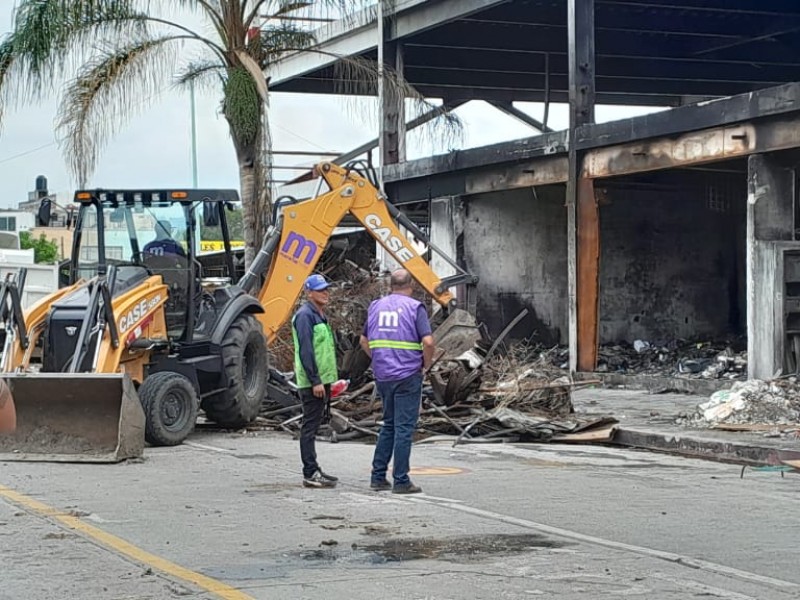 Inicia demolición del estacionamiento del Mercado Independencia