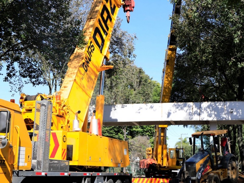 Inicia demolición del puente peatonal de Avenida Xalapa