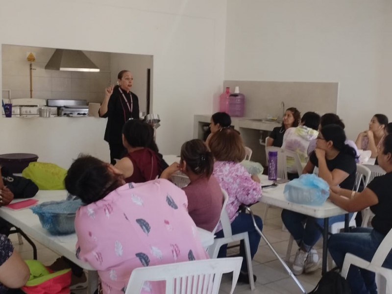 Inicia Desarrollo Social curso de repostería en CIAS