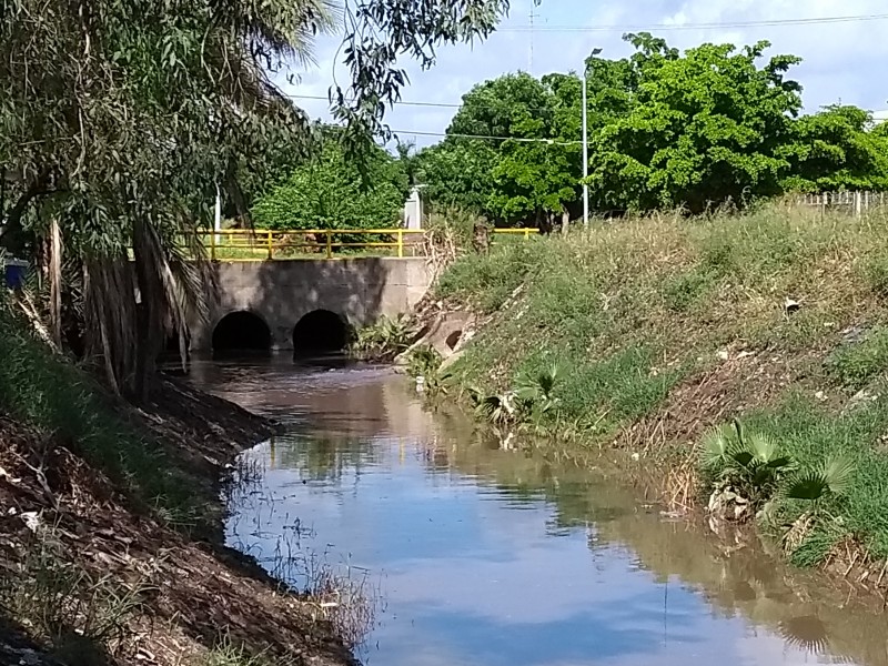 Inicia desazolve total de drenes en Ahome