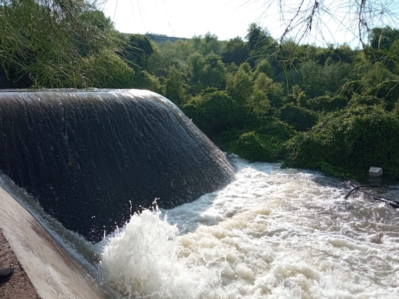 Inicia desfogue de agua en la presa El Molinito