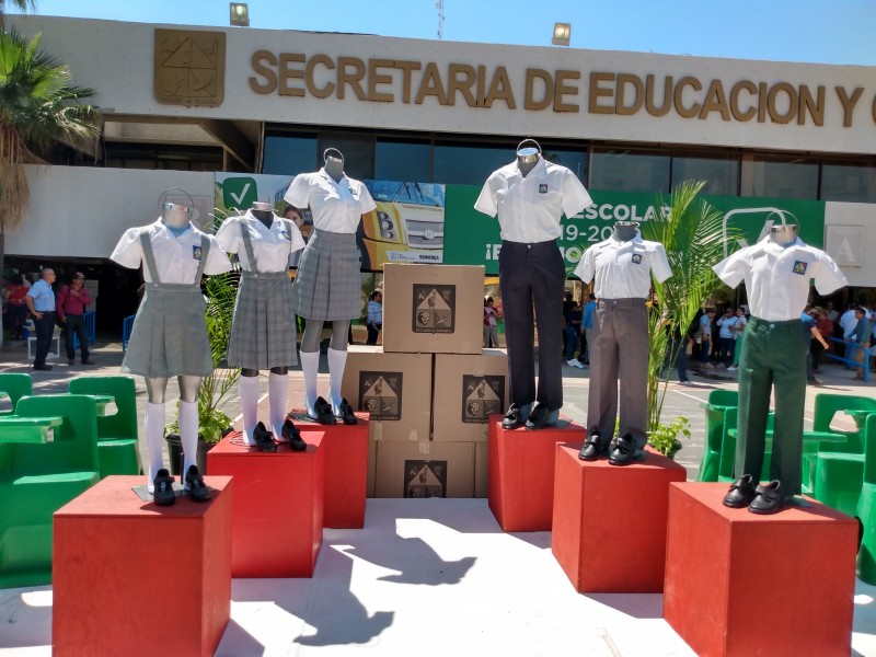 Inicia distribución de material escolar