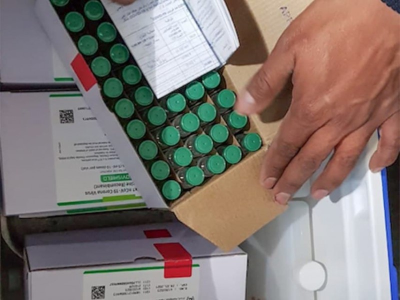 Inicia distribución de vacunas AztraZeneca en municipios poblanos
