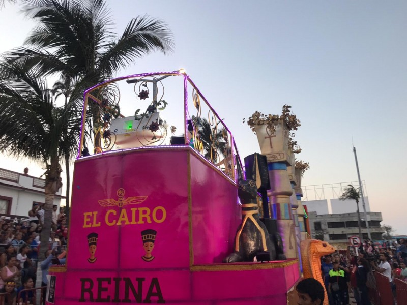 Inicia el cuarto desfile sin la Reina del Carnaval