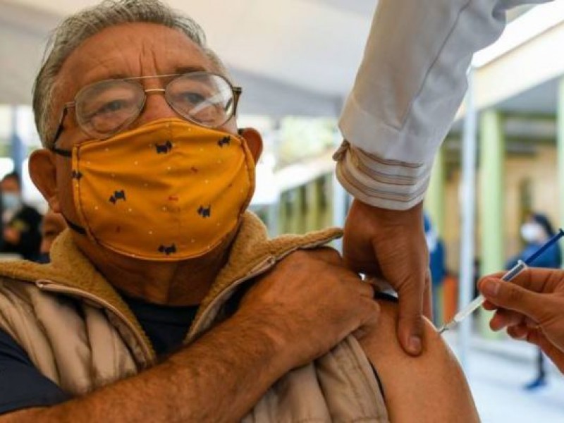 Inicia en México aplicación de tercera dosis a adultos mayores