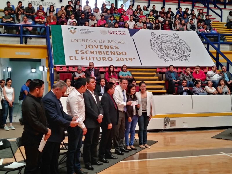 Inicia entrega de becas federales en Michoacán