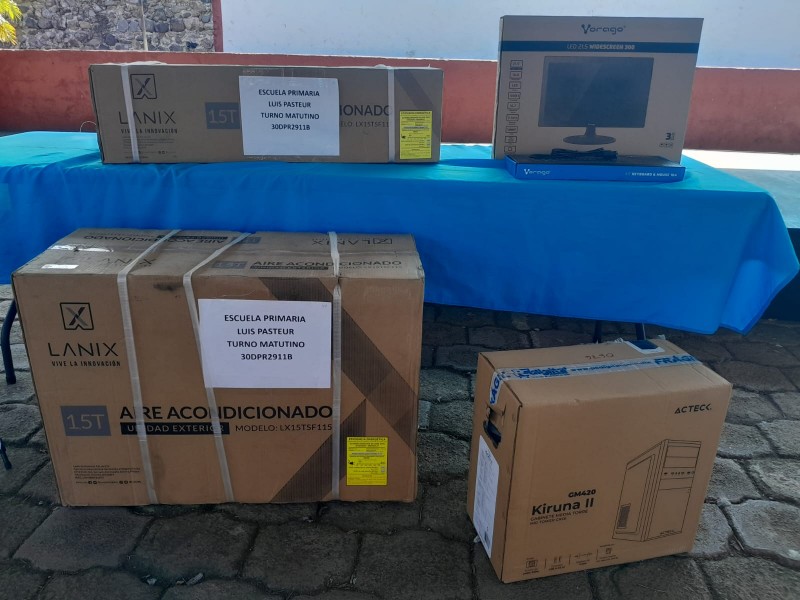 Inicia entrega de climas y computadoras en escuelas de Boca