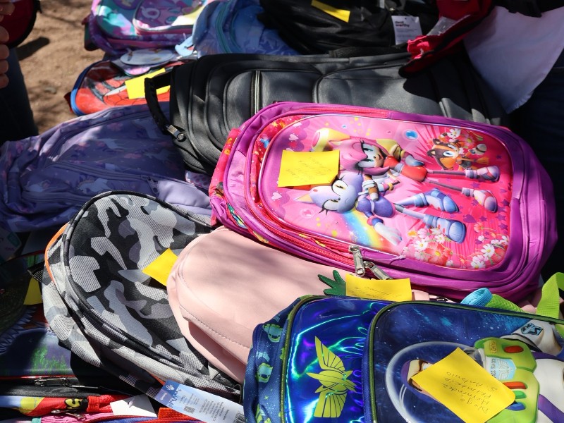 Inicia entrega de mochilas en navojoa a niños de comunidades rurales