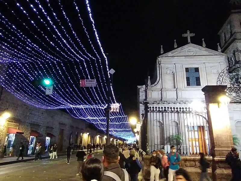 Inicia iluminación navideña en calles y plazas de Morelia