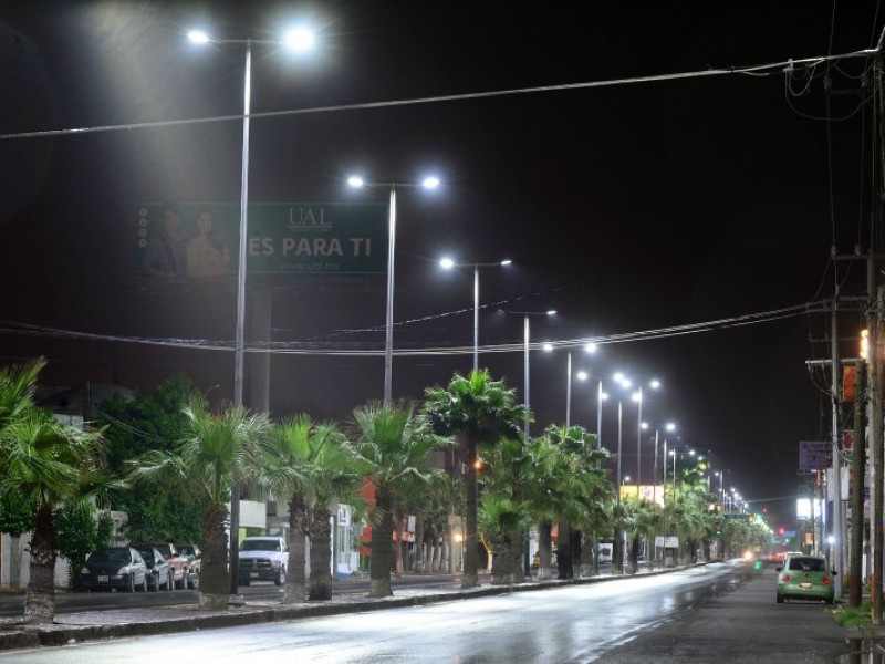 Inicia instalación de luces navideñas en vialidades de Torreón
