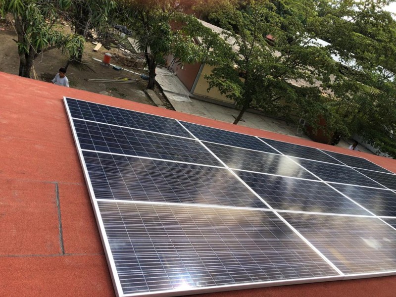 Inicia instalación de paneles solares en planteles educativos