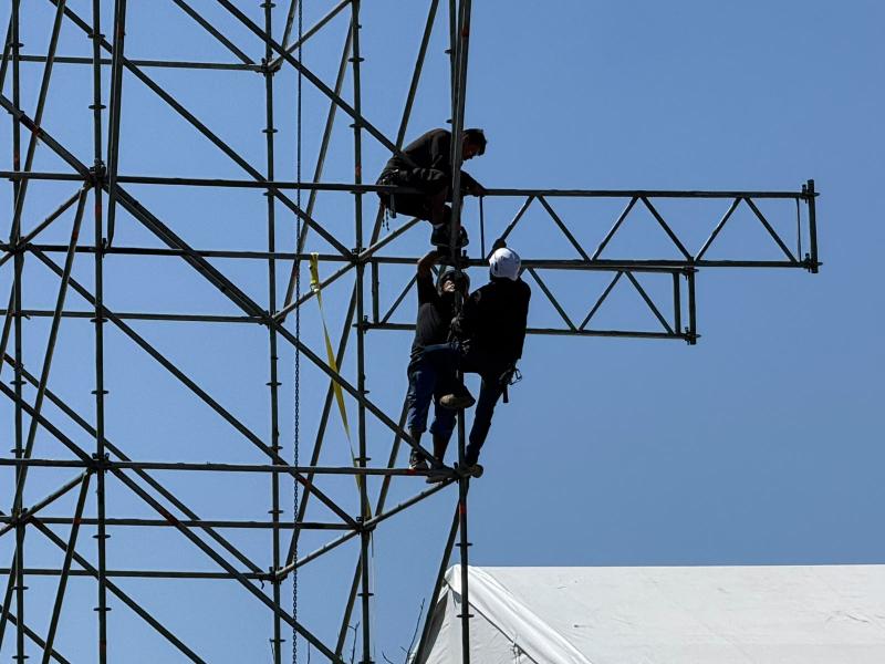 Inicia instalación de escenario para conciertos de la Feria del Alfeñique