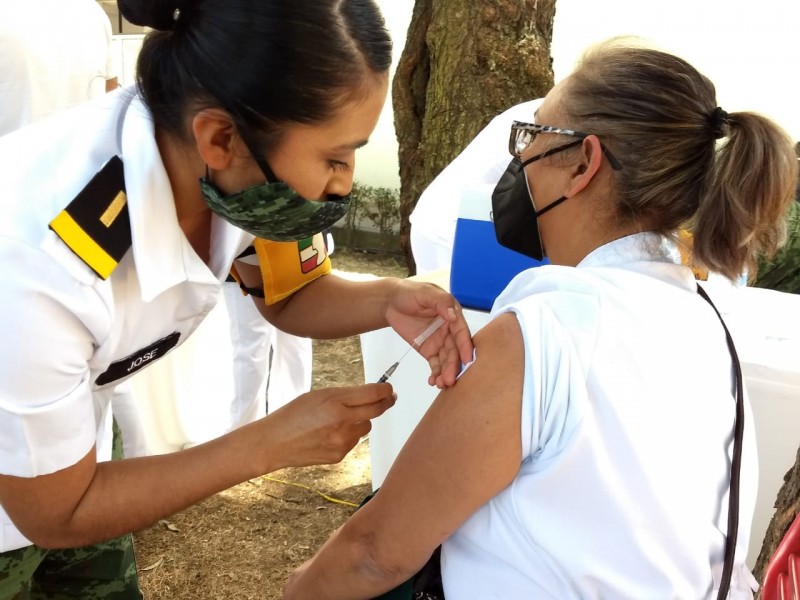 Inicia la aplicación de vacunas para médicos y enfermeros: IMSS