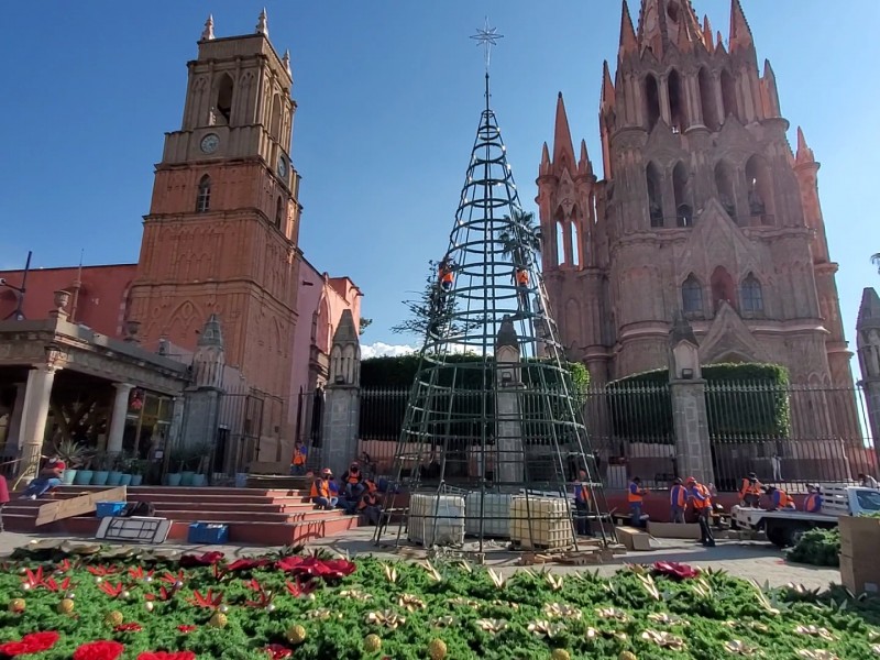 Inicia la instalación de adornos navideños en zona centro.