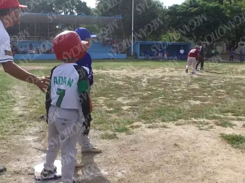 Inicia liga de béisbol infantil en Tehuantepec