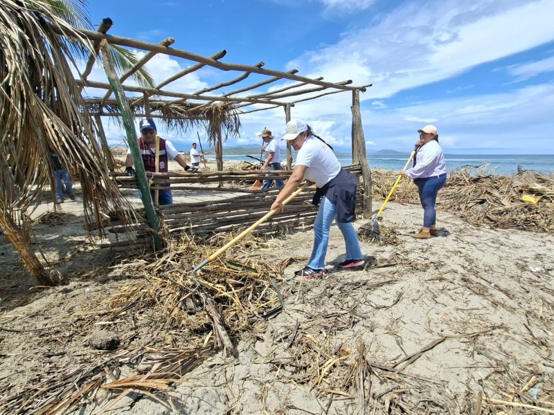 Inicia limpieza de Chacahua Isla tras paso del huracán Erick