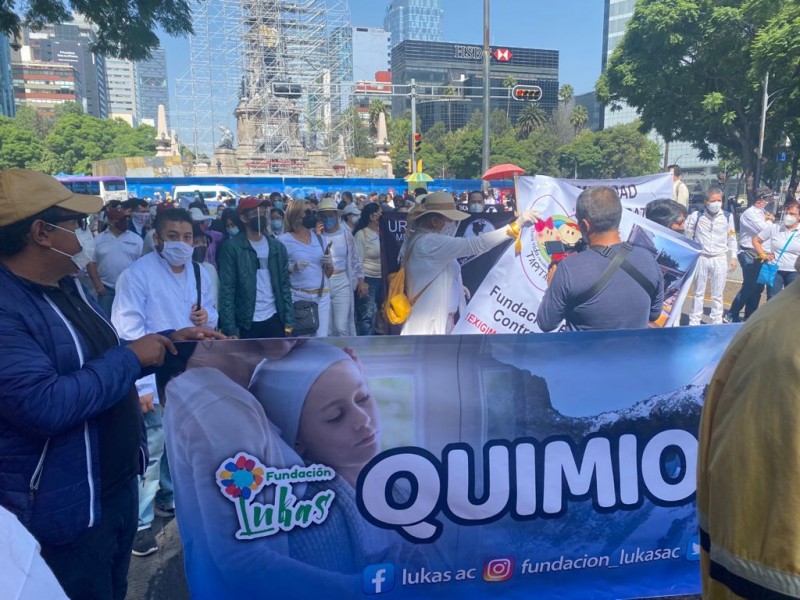 Marchan en la Ciudad de México para exigir medicinas