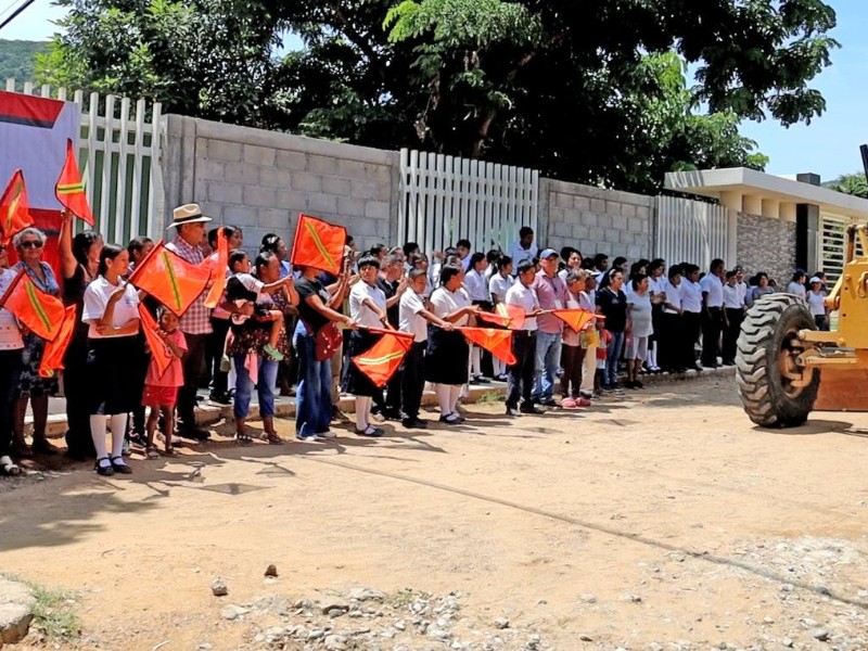 Inicia pavimentación con concreto hidráulico en la Blasi Vega de Salina Cruz