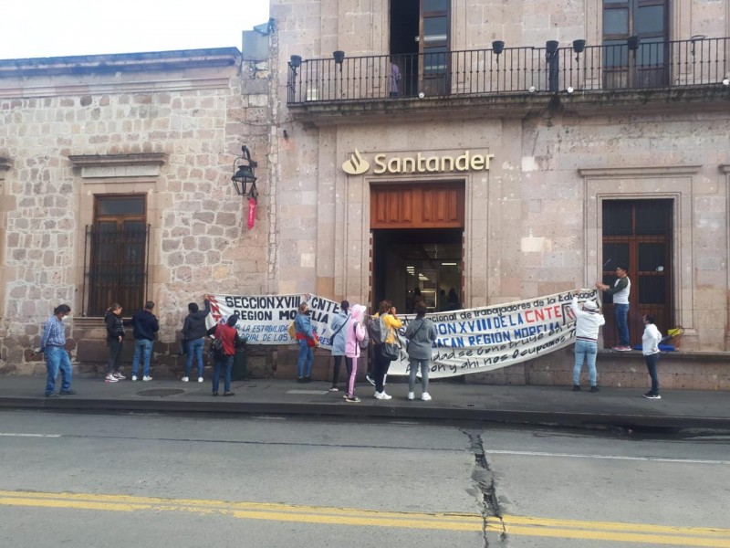 Inicia semana con toma de bancos Santander por la CNTE