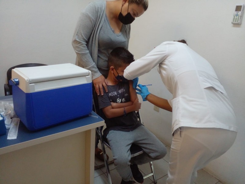 Inicia vacunación a niños en Coahuayutla y La Unión