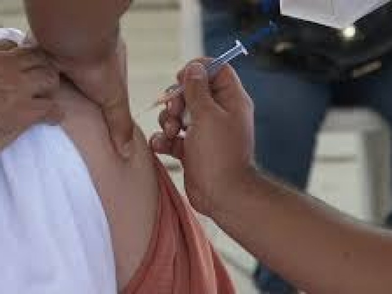 Inicia vacunación a personas mayores de 40 años en Puebla