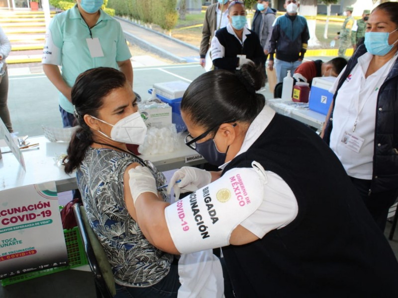 Inicia vacunación a trabajadores de la educación en Michoacán