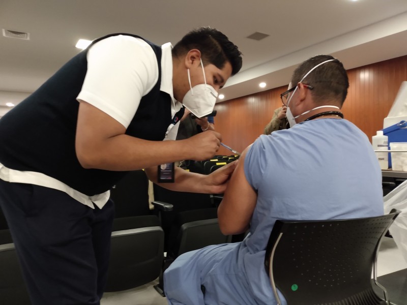 Inicia vacunación contra COVID-19 en Guanajuato: HGL aplica primeras dósis