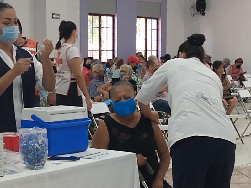 Inicia vacunación contra Covid-19 en zona urbana Villa de Álvarez