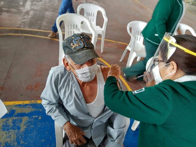 Inicia vacunación contra el covid-19 para adultos mayores en Choix