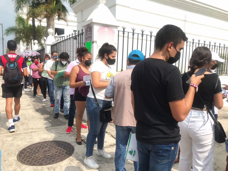 Inicia vacunación de 18 a 29 con largas filas