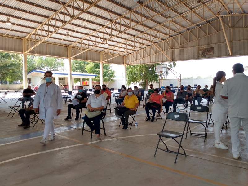 Inicia vacunación de profesores en la zona centro-norte de Sinaloa