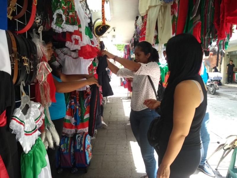 Inicia venta de artículos alusivos a fiestas patrias.