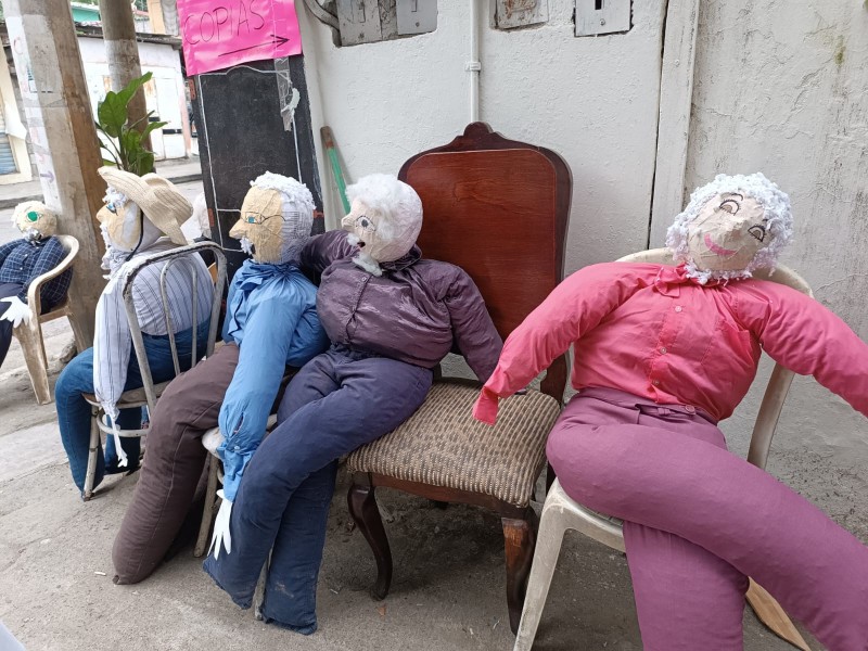 Inicia venta de muñecos para despedir el año viejo en Tuxpan