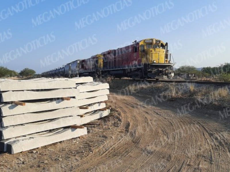 Inician acuerdos para rehabilitación de vías del tren en Tehuantepec