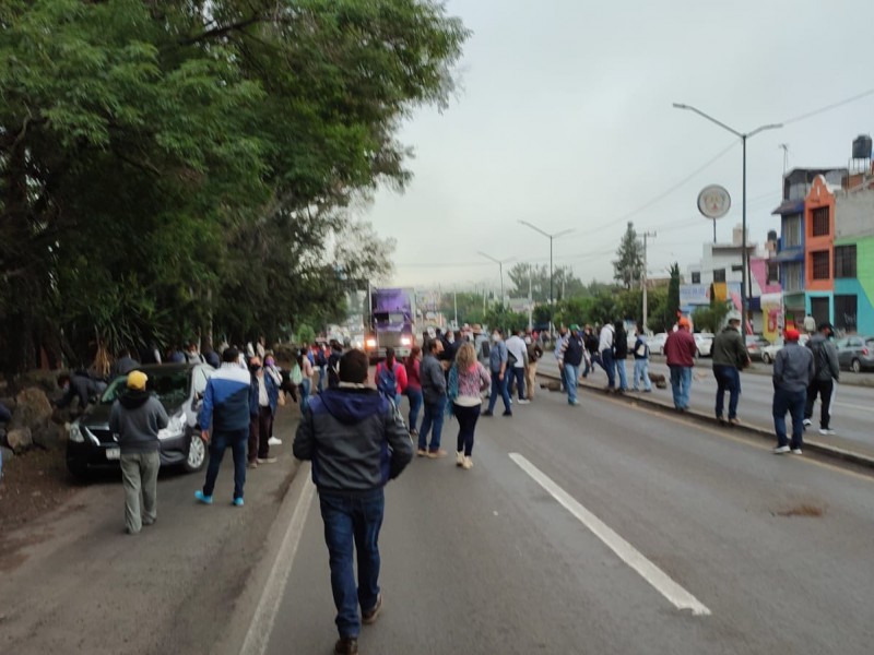 Inician bloqueo de accesos a Morelia