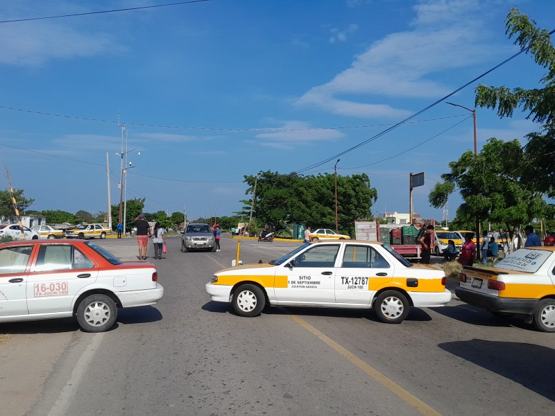 Inician bloqueos carreteros de taxistas en Juchitán