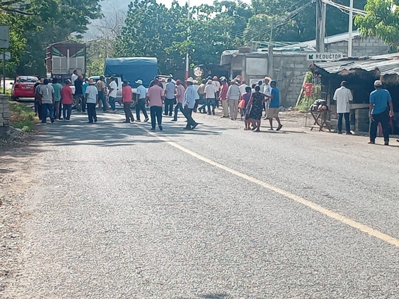 Inician bloqueos intermitentes en la carretera Salina Cruz-Huatulco
