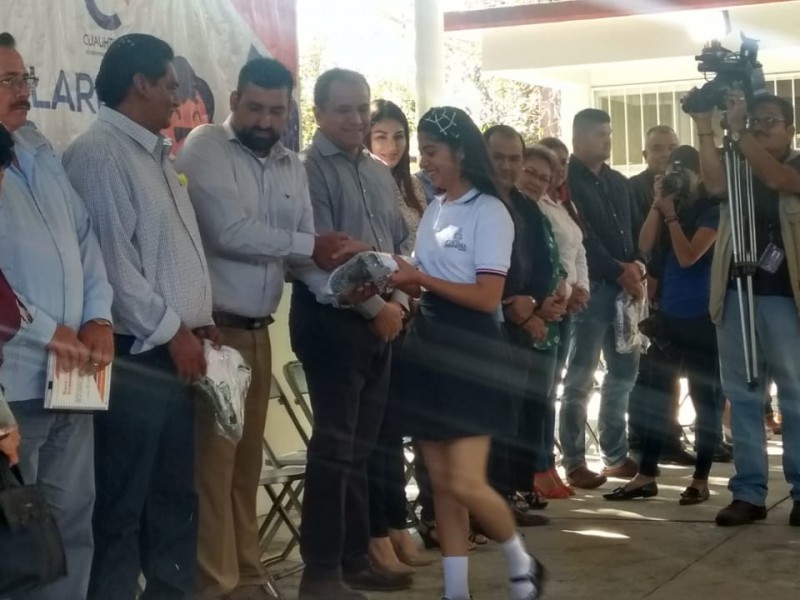 Inician con entrega de uniformes escolares en Cuauhtémoc