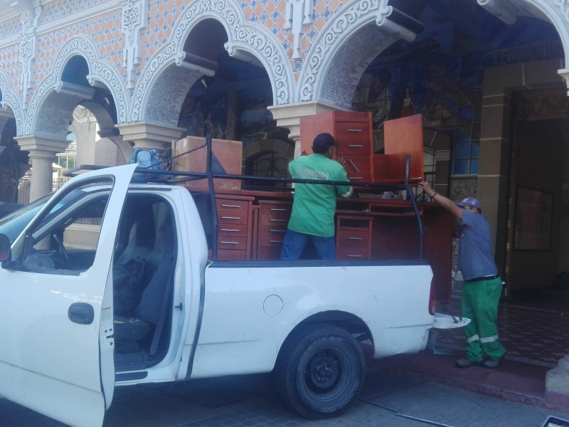 Inician desalojo de oficinas en el palacio municipal