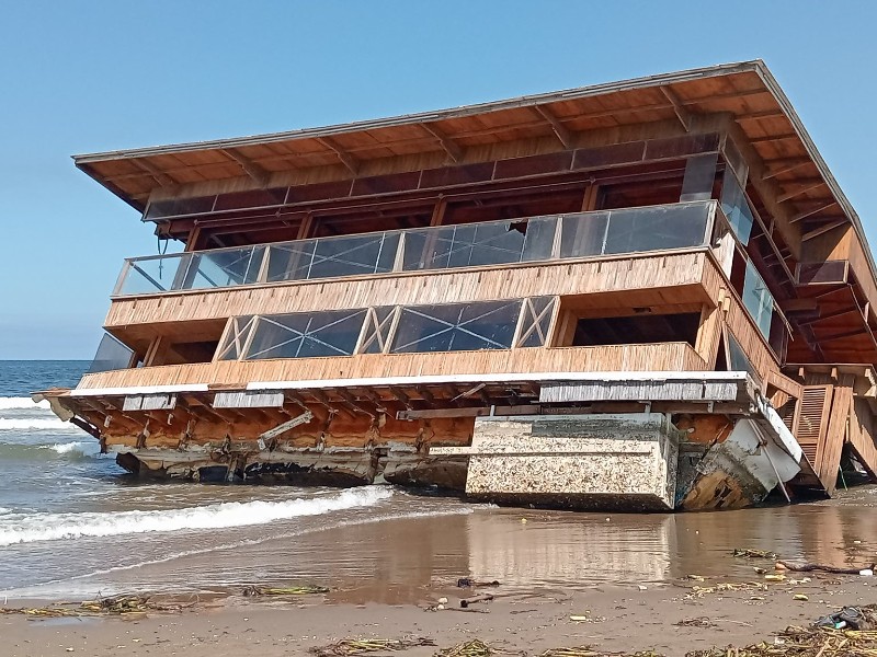 Inician desmantelamiento del restaurante flotante “El Atracadero”