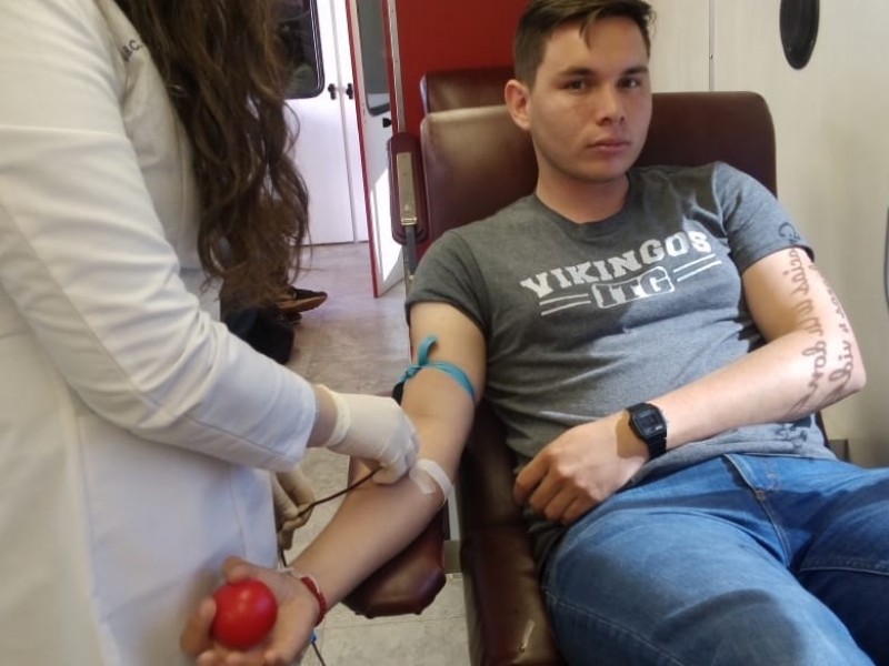 Inician estudiantes donación de sangre
