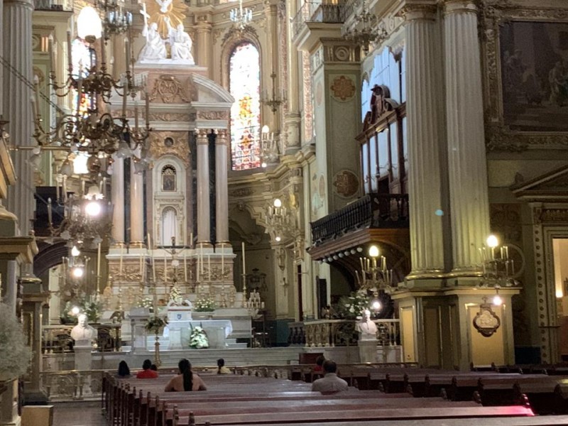 Inician festejos con las mañanitas en la Catedral Metropolitana.