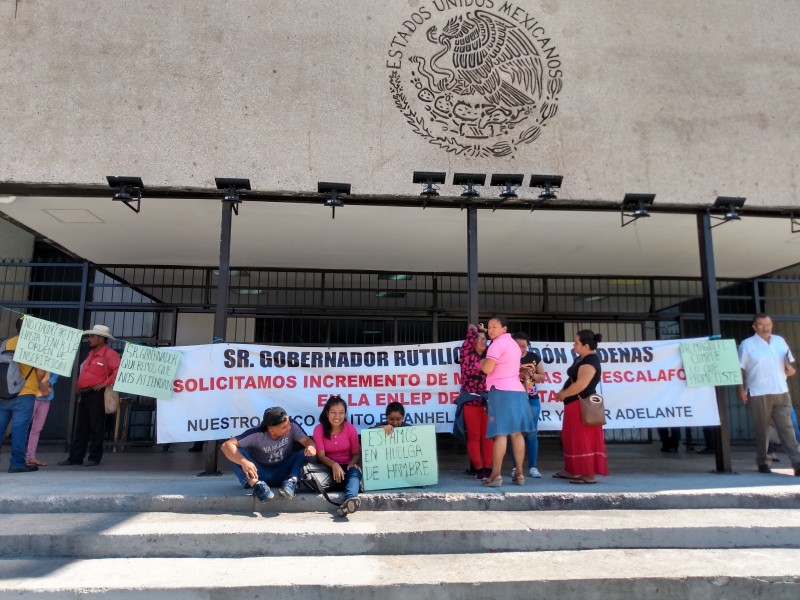 Inician huelga de hambre para exigir matrícula