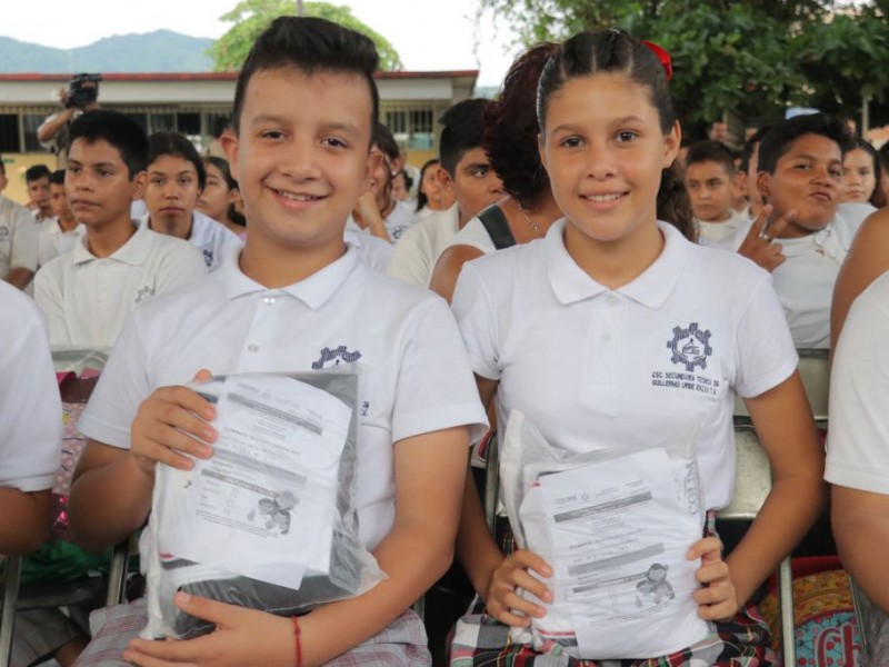 Inician la entrega de uniformes gratuitos