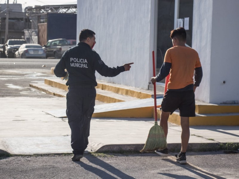 Inician las detenciones por no quedarse en casa