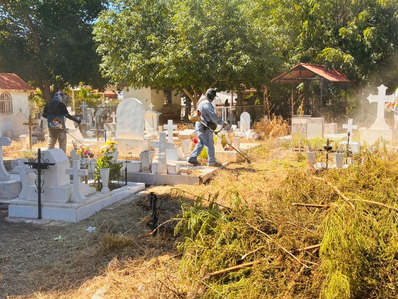 Inician limpieza de panteones en Ahome previo al Día de Muertos