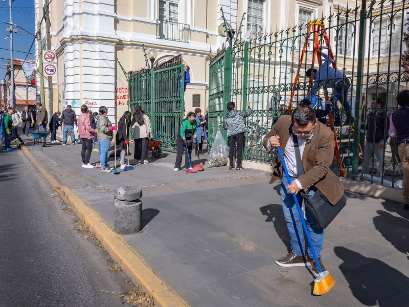 Inician limpieza en Rectoría de la UAEMex tras 200 días de paro