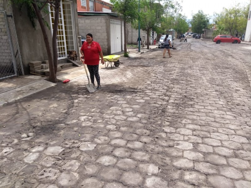 Inician limpieza por afectaciones de lluvia en fraccionamiento