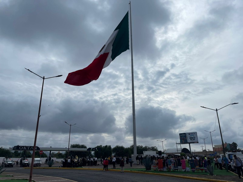 Inician los festejos patrios y se coloca Bandera Monumental