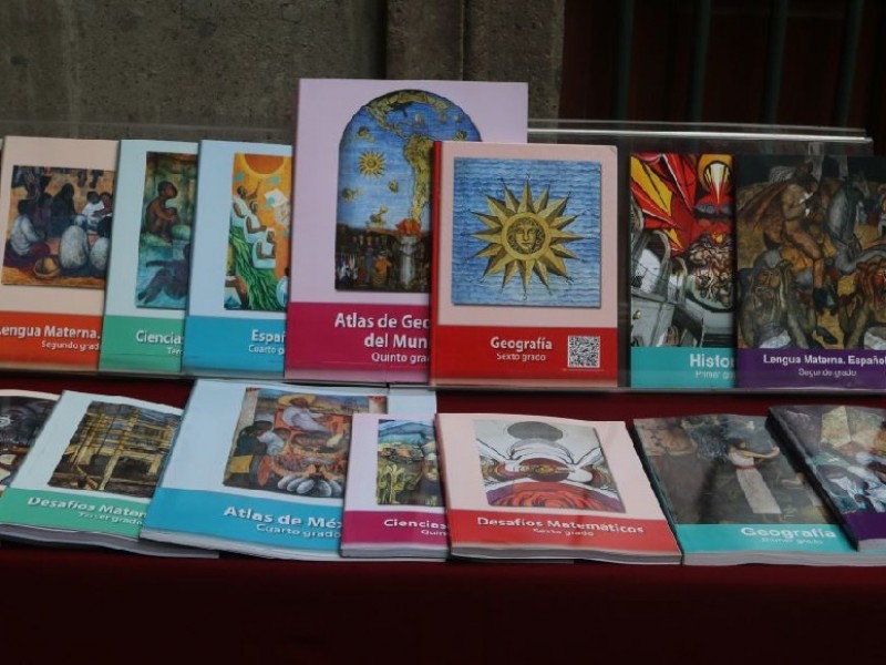 Inician maestros con cursos y entrega de libros en Puebla